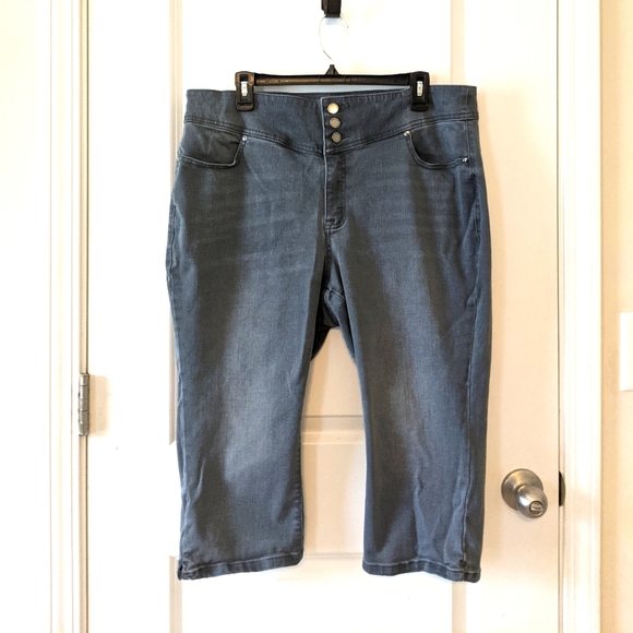 High Rise, Three Button, Jegging Pedal - Picture 1 of 1